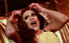La drag queen israélienne Yossale se produit sur scène dans un bar de la Vieille Ville de Jérusalem, le 23 février 2016. (Crédit : AFP / Gil Cohen-Magen)