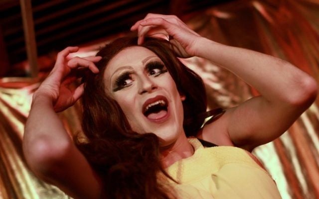 La drag queen israélienne Yossale se produit sur scène dans un bar de la Vieille Ville de Jérusalem, le 23 février 2016. (Crédit : AFP / Gil Cohen-Magen)