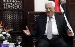 Le président de l'Autorité palestinienne, Mahmoud Abbas, dans son bureau de Ramallah, en Cisjordanie, le 11 avril 2016. (Crédit : Thomas Coex/AFP)