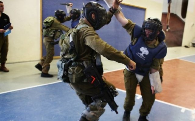 Des soldats de la brigade Golani de Tsahal pendant un entraînement de Krav Maga sur la base militaire de Regavim, le 19 avril 2016. (Crédit :Menahem Kahana/AFP)