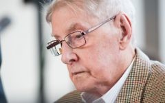 L'ancien gardien d'Auschwitz Reinhold Hanning pendant son procès à Detmold, en Allemagne, le 28 avril 2016. (Crédit : AFP / POOL / Bernard Thissen)