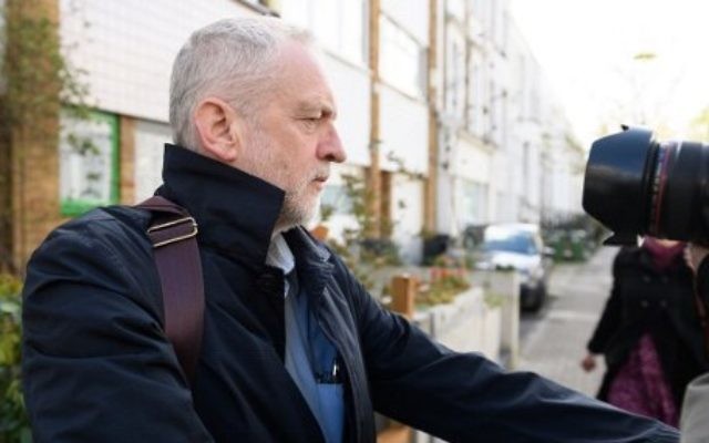 Le président du Labour, Jeremy Corbyn, devant son domicile à Londres, le 29 avril 2016. (Crédit : AFP/ LEON NEAL) Le président du Labour, Jeremy Corbyn, devant son domicile à Londres, le 29 avril 2016. (Crédit : AFP/ LEON NEAL)