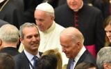 Le vice-président des Etats-Unis Joe Biden (à droite) à la fin d'une audience du pape François (en haut) avec les participants de la Conférence internationale sur les progrès de la médecine régénératrice et son impact culturel, dans la salle des audiences Paul VI du Vatican, le 29 avril 2016. (Crédit : Vincenzo Pinto/AFP)