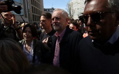 Jeremy Corbyn (au centre), chef du parti d'opposition britannique, le Parti travailliste, après un discours donné pendant un rassemblement du 1er mai à Londres, le 1er mai 2016. (Crédit : Justin Tallis/AFP)
