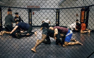 Les gens prennent part à une session de formation de  MMA (Mixed Martial Arts) session de formation, le 2 mai 2016 à Paris. (Crédit : AFP / FRANCOIS GUILLOT)