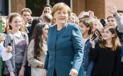 La chancelière allemande Angela Merkel au lycée français de Berlin, le 3 mai 2016. (Crédit : Clemens BIlan/AFP)