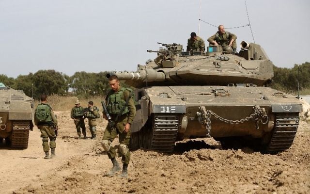 Des soldats israéliens le long de la frontière avec la bande de Gaza, près du kibboutz Nahal Oz, le 4 mai 2016. (Crédit : Menahem Kahana/AFP) Des soldats israéliens le long de la frontière avec la bande de Gaza, près du kibboutz Nahal Oz, le 4 mai 2016. (Crédit : Menahem Kahana/AFP)