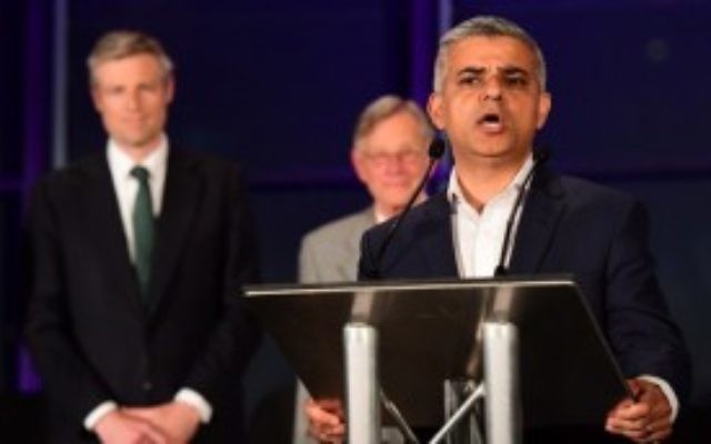 Le nouveau maire de Londres, Sadiq Khan, pendant une conférence de presse à la suite de sa victoire électorale au City Hall, dans le centre de Londres, le 7 mai 2016. (Crédit : AFP/Leon Neal) Le nouveau maire de Londres, Sadiq Khan, pendant une conférence de presse à la suite de sa victoire électorale au City Hall, dans le centre de Londres, le 7 mai 2016. (Crédit : AFP/Leon Neal)