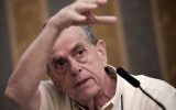 Aaron Ciechanover, lauréat du Nobel de Chimie israélien, pendant une conférence de presse à Pékin, à la suite d'une visite d'une semaine en Corée du Nord, le 7 mai 2016. (Crédit : AFP PHOTO / NICOLAS ASFOURI)
