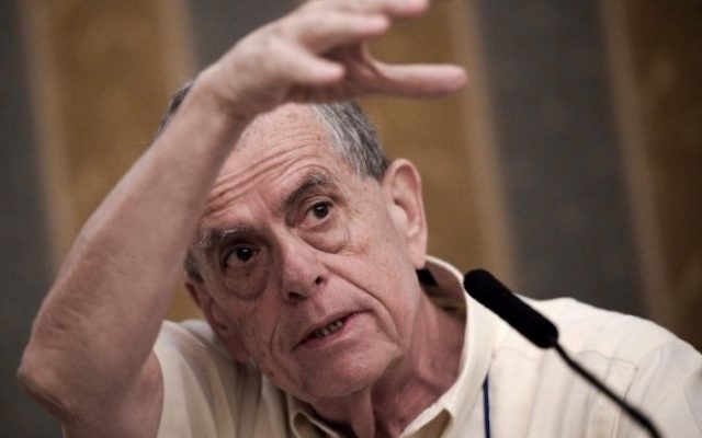 Aaron Ciechanover, lauréat du Nobel de Chimie israélien, pendant une conférence de presse à Pékin, à la suite d'une visite d'une semaine en Corée du Nord, le 7 mai 2016. (Crédit : AFP PHOTO / NICOLAS ASFOURI)