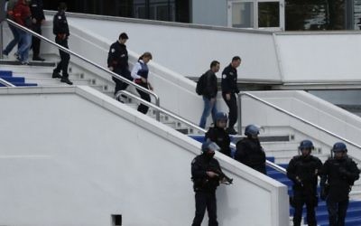 Des gendarmes français pendant une fausse attaque terroriste devant le Palais des Festivals, organisée dans le cadre des mesures de sécurité mises en place avant le Festival de Cannes, le 21 avril 2016. (Crédit : AFP/VALERY HACHE)