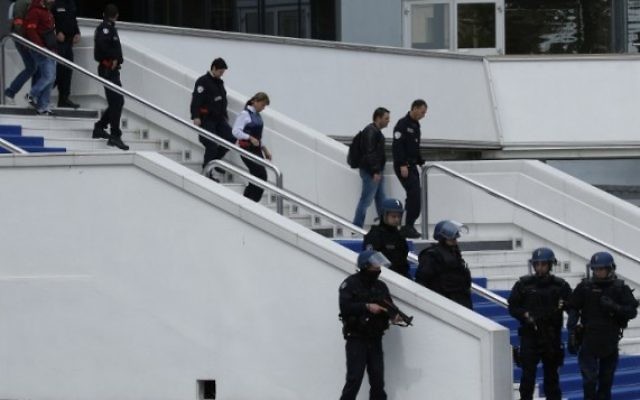 Des gendarmes français pendant une fausse attaque terroriste devant le Palais des Festivals, organisée dans le cadre des mesures de sécurité mises en place avant le Festival de Cannes, le 21 avril 2016. (Crédit : AFP/VALERY HACHE)