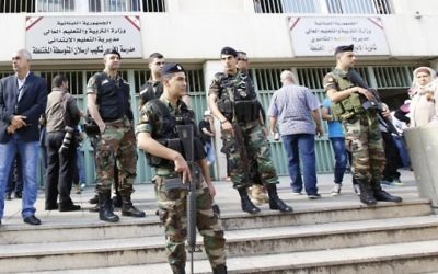 Les forces de sécurité libanaises devant un bureau de vote pendant les élections municipales, à Beyrouth, le 8 mai 2016. (Crédit : AFP/Anwar Amro)