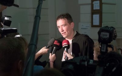 L'avocat Sébastien Courtoy s'adresse à la presse au début du procès de la cellule jihadiste de Verviers, au tribunal correctionnel de Bruxelles, le 9 mai 2016. (Crédit : AFP PHOTO / Belga / BENOIT DOPPAGNE / Belgium OUT)