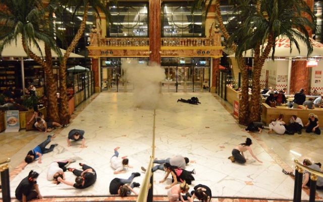 Une photo de la simulation du moment où un kamikaze se fait exploser dans le cadre d'un exercice dans un centre commercial à Manchester, au nord ouest de l'Angleterre, le 10 mai 2016 (Crédit : AFP PHOTO / POOL / Sean Hansford / MEN)