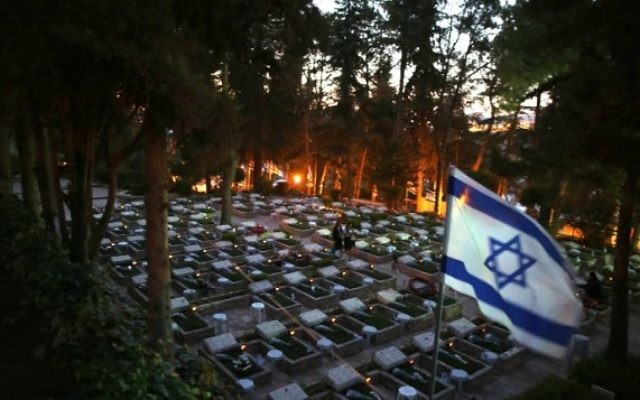 Une Israélienne visite la tombe d'un proche au cimetière militaire du mont Herzl, à Jérusalem, au début du Jour du Souvenir, commémorant les soldats israéliens tombés, le 10 mai 2016. (Crédit : AFP PHOTO / MENAHEM KAHANA) Une Israélienne visite la tombe d'un proche au cimetière militaire du mont Herzl, à Jérusalem, au début du Jour du Souvenir, commémorant les soldats israéliens tombés, le 10 mai 2016. (Crédit : AFP PHOTO / MENAHEM KAHANA)