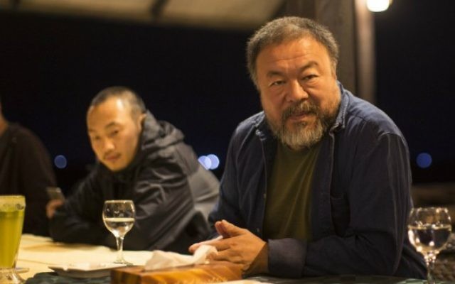 L'artiste chinois Ai Weiwei avec son équipe à l'hôtel Al-Roots, à Gaza ville, le 11 mai 2016. (Crédit : Mahmud Hams/AFP)