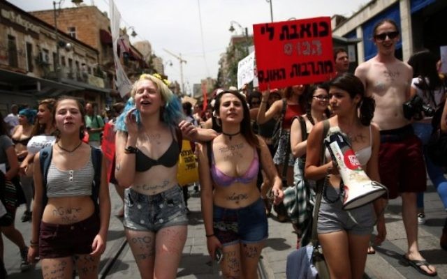 Des manifestantes israéliennes pendant la 5e "Marche des Salopes", dans le centre de Jérusalem, le 13 mai 2016. (Crédit : AFP PHOTO / GALI TIBBON) Des manifestantes israéliennes pendant la 5e "Marche des Salopes", dans le centre de Jérusalem, le 13 mai 2016. (Crédit : AFP PHOTO / GALI TIBBON)