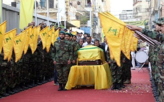 Photo d'illustration : Des membres du groupe terroriste chiite libanais Hezbollah assistent aux funérailles de Mustafa Badreddine, commandant du Hezbollah tué en Syrie, dans le quartier de Ghobeiry dans le sud de Beyrouth, le 13 mai 2016. (Crédit : Anwar Amro/AFP)