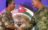 Le major-général américain Ralph H. Groover (à droite) et le général de brigade jordanien Fahed al-Damen se serrant la main après une conférence de presse au sujet de "Eager Lion", un exercice militaire conjoint à Amman, le 15 mai 2016. (Crédit : Khalil Mazraawi/AFP)