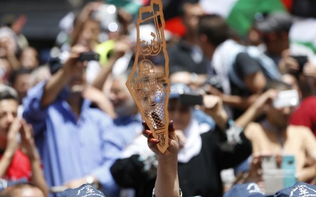 Rassemblement de commémoration de la 68e Nakba, à Ramallah, le 17 mai 2016. (Crédit : AFP PHOTO / ABBAS MOMANI) Rassemblement de commémoration de la 68e Nakba, à Ramallah, le 17 mai 2016. (Crédit : AFP PHOTO / ABBAS MOMANI)