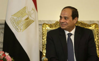 Le président égyptien Abdel Fattah el-Sissi écoute le secrétaire d'Etat américain, John Kerry, au cours d'une réunion au palais présidentiel, au Caire, le 18 mai 2016 (Crédit : Amr Nabil/Pool/AFP)