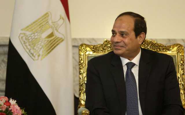Le président égyptien Abdel Fattah el-Sissi écoute le secrétaire d'Etat américain, John Kerry, au cours d'une réunion au palais présidentiel, au Caire, le 18 mai 2016 (Crédit : Amr Nabil/Pool/AFP) Le président égyptien Abdel Fattah el-Sissi écoute le secrétaire d'Etat américain, John Kerry, au cours d'une réunion au palais présidentiel, au Caire, le 18 mai 2016 (Crédit : Amr Nabil/Pool/AFP)