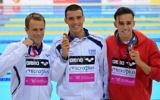 Le médaillé d'or grec, Andreas Vazaios (au centre) pose pour une photo avec le médaillé d'argent israélien Gal Nevo (à gauche) et le médaillé de bronze portugais, Alexis Manacas Santos (à droite) après la finale homme du 200 mètres nage libre individuel aux Championnats d'Europe de natation à Londres, le 18 mai 2016 (Crédit : AFP PHOTO / GLYN KIRK)