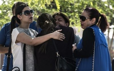Des membres des familles des passagers du vol Egyptair qui s'est abîmé en mer, entre l'île de Crète et les côtes égyptiennes (Crédit : AFP/KHALED DESOUKI)