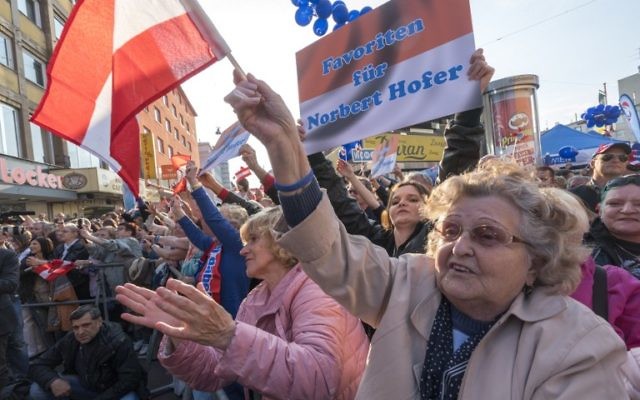 Les partisans de l'aile droite du Parti autrichien de la liberté (FPÖ) assistent à un dernier rassemblement de la campagne électorale de Hofer à Vienne, en Autriche, le 20 mai 2016. (Crédit : Joe Klamar/AFP) Les partisans de l'aile droite du Parti autrichien de la liberté (FPÖ) assistent à un dernier rassemblement de la campagne électorale de Hofer à Vienne, en Autriche, le 20 mai 2016. (Crédit : Joe Klamar/AFP)
