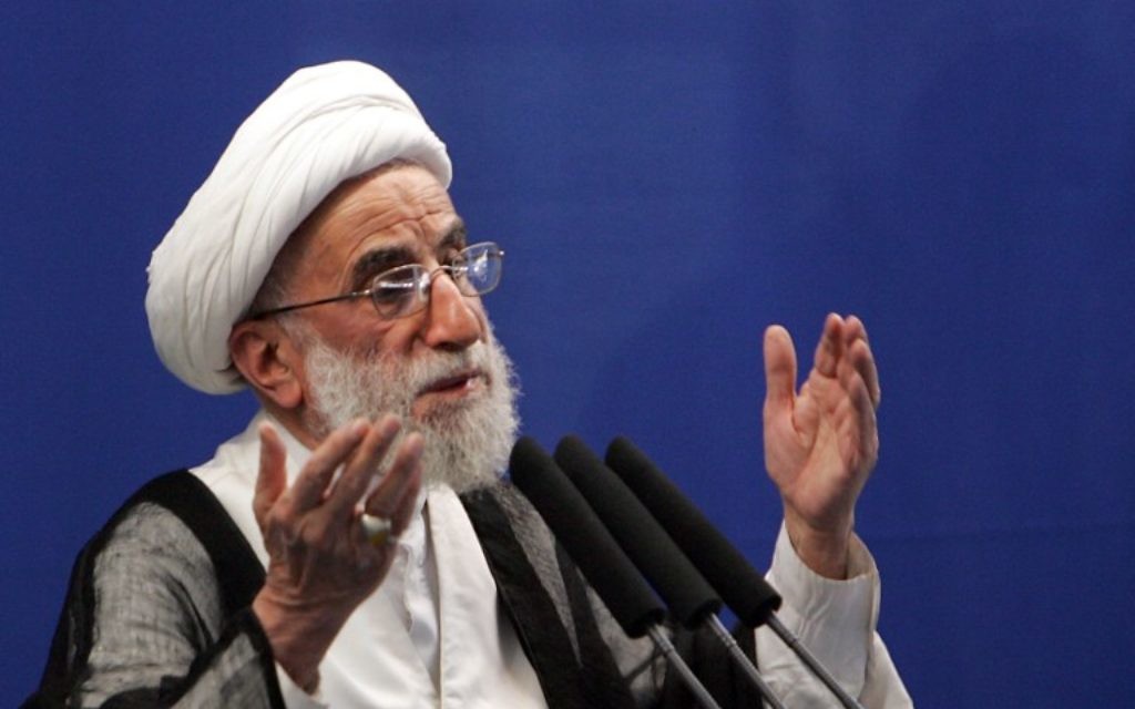 Ahmad Jannati, le 16 octobre 2009 pendant le sermon du vendredi à l'Université de Téhéran. Il a été élu à la tête de l'Assemblée des experts de l'Iran le 24 mai 2016, l'organe clé qui supervise le travail du guide suprême du pays. (Crédit : AFP PHOTO / BEHROUZ MEHRI)