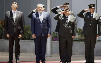 Le ministre de la Défense entrant, Avigdor Liberman (2e à gauche) et le chef d'état-major, Gadi Eizenkot (2e à droite) écoutent Hatikva, l'hymne national, au cours de la cérémonie d'accueil de Liberman au ministère de la Défense à Tel Aviv, le 31 mai 2016. (Crédit : AFP PHOTO / JACK GUEZ)