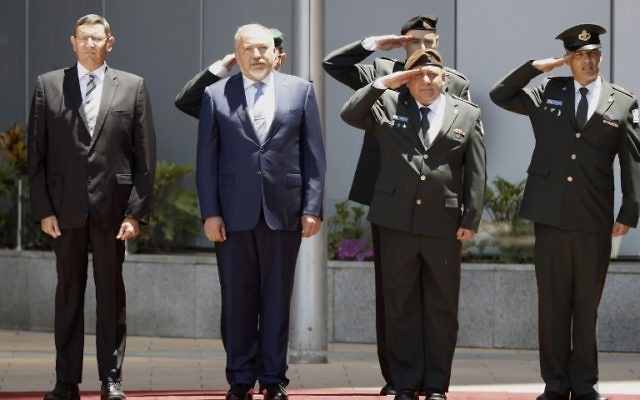 Le ministre de la Défense entrant, Avigdor Liberman (2e à gauche) et le chef d'état-major, Gadi Eizenkot (2e à droite) écoutent Hatikva, l'hymne national, au cours de la cérémonie d'accueil de Liberman au ministère de la Défense à Tel Aviv, le 31 mai 2016. (Crédit : AFP PHOTO / JACK GUEZ) Le ministre de la Défense entrant, Avigdor Liberman (2e à gauche) et le chef d'état-major, Gadi Eizenkot (2e à droite) écoutent Hatikva, l'hymne national, au cours de la cérémonie d'accueil de Liberman au ministère de la Défense à Tel Aviv, le 31 mai 2016. (Crédit : AFP PHOTO / JACK GUEZ)