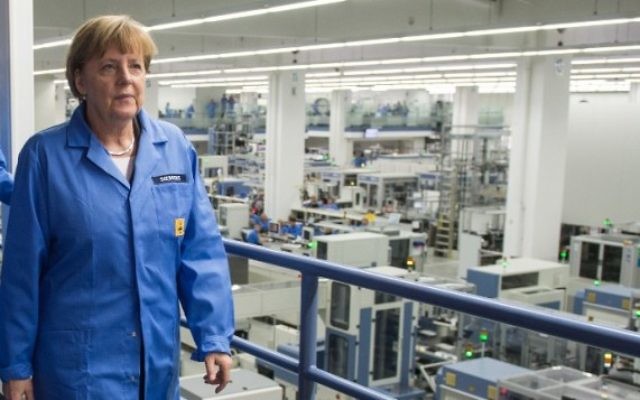 La Chancelière allemande Angela Merkel en visite dans une usine Siemens à Amberg, dans le sud de l'Allemagne, le 23 février 2015; (Crédit : Armin Weigel/DPA/AFP)