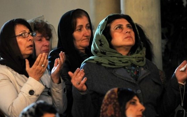 Des femmes prient durant un service religieux à la cathédrale d'Etchmiadzin, à l'extérieur d'Erevan, le 23 avril 2015, avant la cérémonie de canonisation pour les Martyres du génocide arménien (Crédit : Karen Minasyan/AFP)
