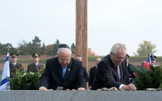 Archives : le président tchèque Milos Zeman, à droite, et son homologue israélien, Reuven Rivlin, ont déposé des pierres sur le monument lors d'une cérémonie de commémoration pour les victimes dans l'ancien camp de concentration nazi de Terezin, le 22 octobre 2015. (Crédit : AFP / Michal Cizek)