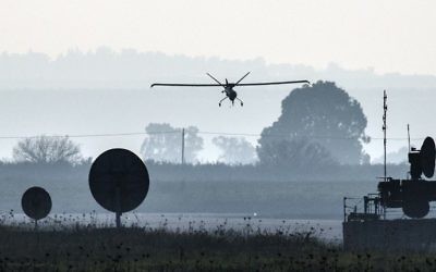 Un drone de Tsahal atterrissant dans un aérodrome du plateau du Golan, le 20 janvier 2015 (Crédit : Jack Guez/AFP)