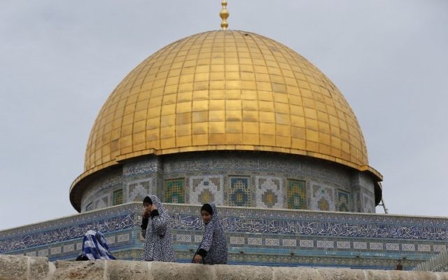 Des fillettes palestiniennes assises devant le Dôme du Rocher au Mont du Temple, le 23 octobre 2015 (Crédit : AFP / Ahmad Gharabli) Des fillettes palestiniennes assises devant le Dôme du Rocher au Mont du Temple, le 23 octobre 2015 (Crédit : AFP / Ahmad Gharabli)