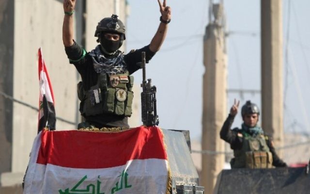 Des membres de l'unité d'élite contreterroriste de l'Irak faisant le "V" de la victoire à Ramadi après avoir repris la ville à l'Etat islamique, le 29 décembre 2015. (Crédit : AFP/Ahmad al-Rubaye)