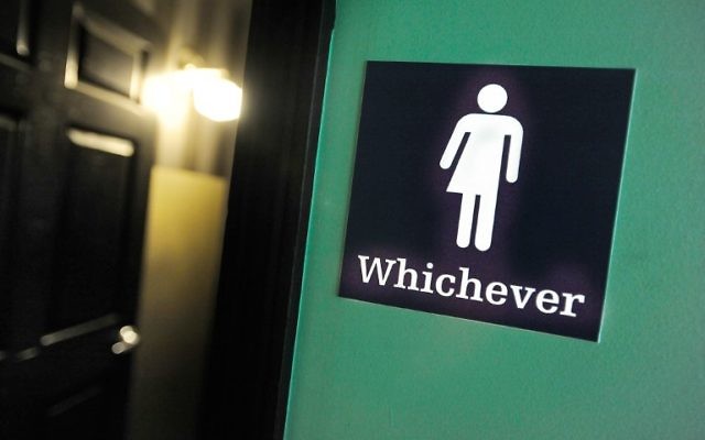 Signe des toilettes mixtes à Oval Park Grill, à Durham, Caroline du Nord, le 11 mai 2016. (Crédit : Sara D. Davis/Getty Images/AFP) Signe des toilettes mixtes à Oval Park Grill, à Durham, Caroline du Nord, le 11 mai 2016. (Crédit : Sara D. Davis/Getty Images/AFP)
