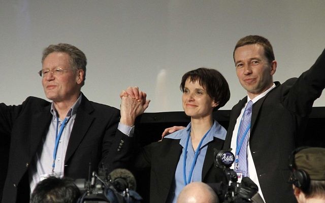 Konrad Adam, Frauke Petry et Bernd Lucke au premier congrès de l'AfD, le 14 avril 2013. (Crédit : CC BY-SA 3.0) Konrad Adam, Frauke Petry et Bernd Lucke au premier congrès de l'AfD, le 14 avril 2013. (Crédit : CC BY-SA 3.0)