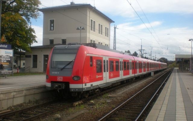 Train arrivant à la gare de Grafing, au sud ouest de Munich, en Allemagne. (Crédit : Von Flummi 2011, travail personnel, CC BY-SA 3.0, via WikiCommons) Train arrivant à la gare de Grafing, au sud ouest de Munich, en Allemagne. (Crédit : Von Flummi 2011, travail personnel, CC BY-SA 3.0, via WikiCommons)