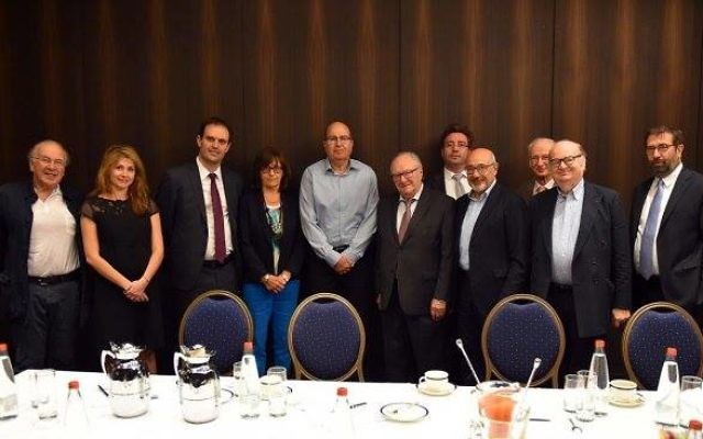 Délégation du CRIF et Moshe Ya'alon (Crédit : Facebook/CRIF)