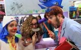 Visiteurs au stand israélien de la 42e Foire aux lives annuelle de Buenos Aires, en Argentine, en avril 2016. (Crédit : ambassade d'Israël en Argentine, via la Foire aux lives internationale de Buenos Aires)