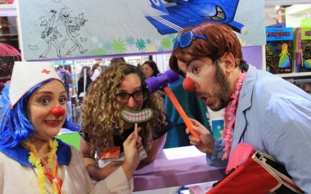 Visiteurs au stand israélien de la 42e Foire aux lives annuelle de Buenos Aires, en Argentine, en avril 2016. (Crédit : ambassade d'Israël en Argentine, via la Foire aux lives internationale de Buenos Aires)