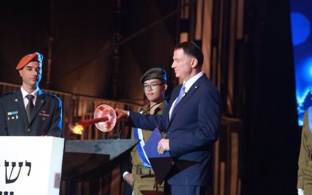 Yuli Edelstein, président de la Knesset, pendant les cérémonies du 68e Jour de l'Indépendance d'Israël, à Jérusalem, le 12 mai 2016. (Crédit : Facebook) Yuli Edelstein, président de la Knesset, pendant les cérémonies du 68e Jour de l'Indépendance d'Israël, à Jérusalem, le 12 mai 2016. (Crédit : Facebook)