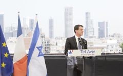 Manuel Valls lors de sa visite à Tel Aviv, le 22 mai 2016 (Crédit : Facebook page officielle Manuel Valls)