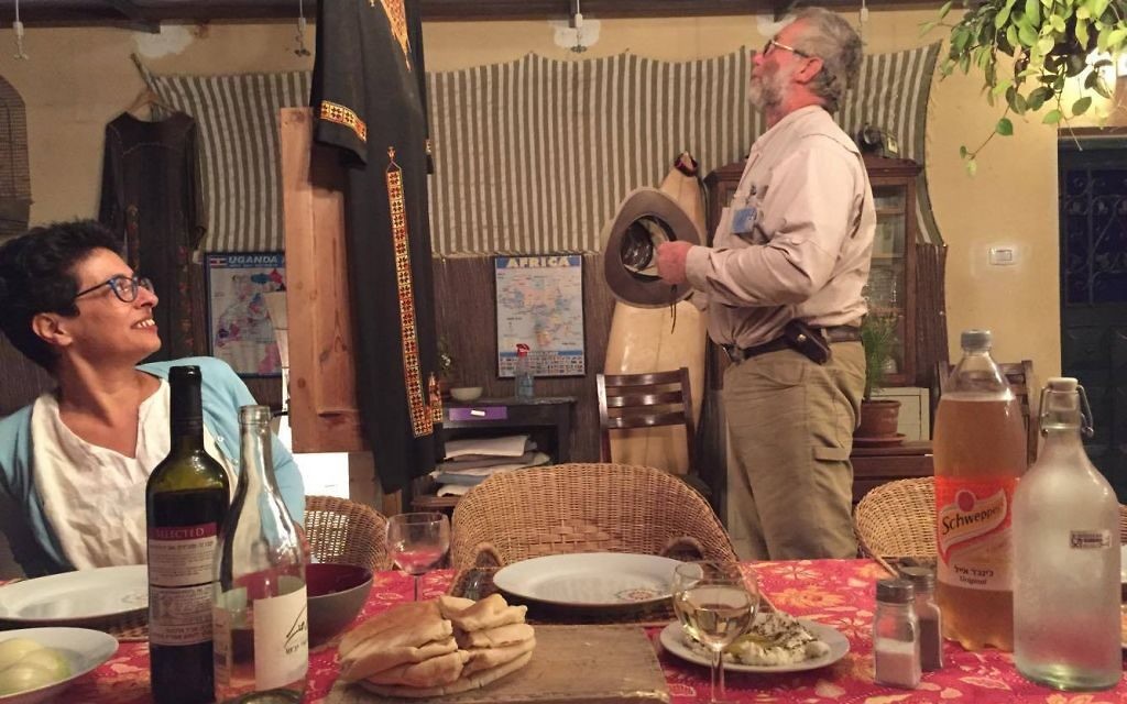 Dîner à la maison d'hôtes Krivine, avec une touriste israélienne et le guide Arthur du Mosch, le 27 mai 2016. (Crédits : Héloïse Fayet / Times of Israel)