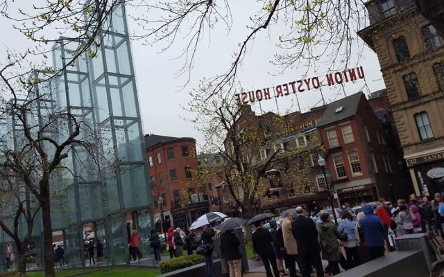 La commémoration de Yom HaShoah, à Boston, le 1er mais 2016, au Faneuil Hall. (Crédit photo : Matt Lebovic/The Times of Israel) La commémoration de Yom HaShoah, à Boston, le 1er mais 2016, au Faneuil Hall. (Crédit photo : Matt Lebovic/The Times of Israel)