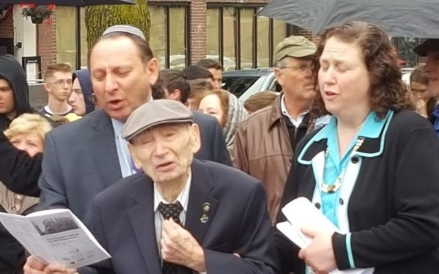 La commémoration de Yom HaShoah, à Boston, le 1er mai 2016, au Mémorial de l'Holocauste de la Nouvelle Angleterre. (Crédit photo : Matt Lebovic/Times of Israel)